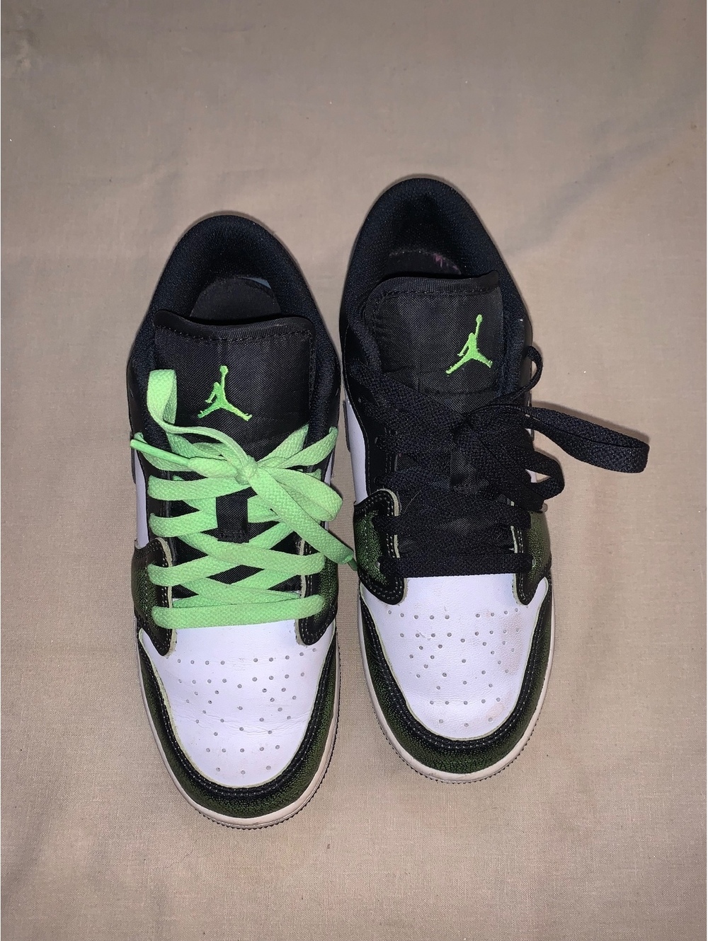 Jordan 1 Low SE White Black Green Youth Sneakers Size 5.5Y